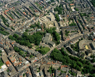 822120 Luchtfoto van de Stadsschouwburg (Lucasbolwerk 24) en omgeving te Utrecht, uit het zuidwesten. Op de voorgrond ...